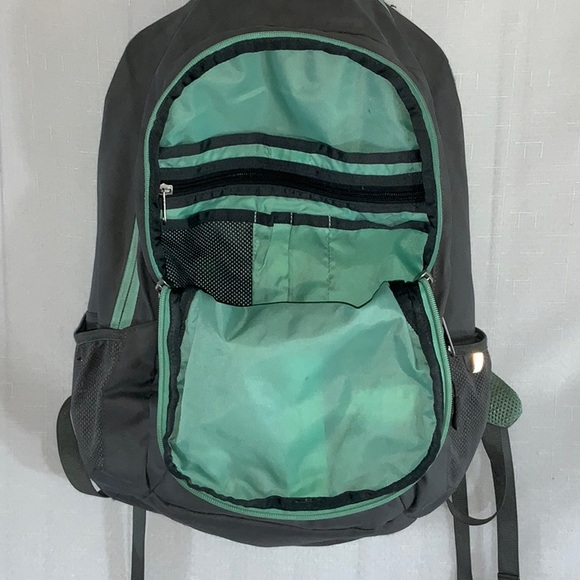 930 The North Face Jester Gray Backpack with laptop compartment - Picture 5 of 16